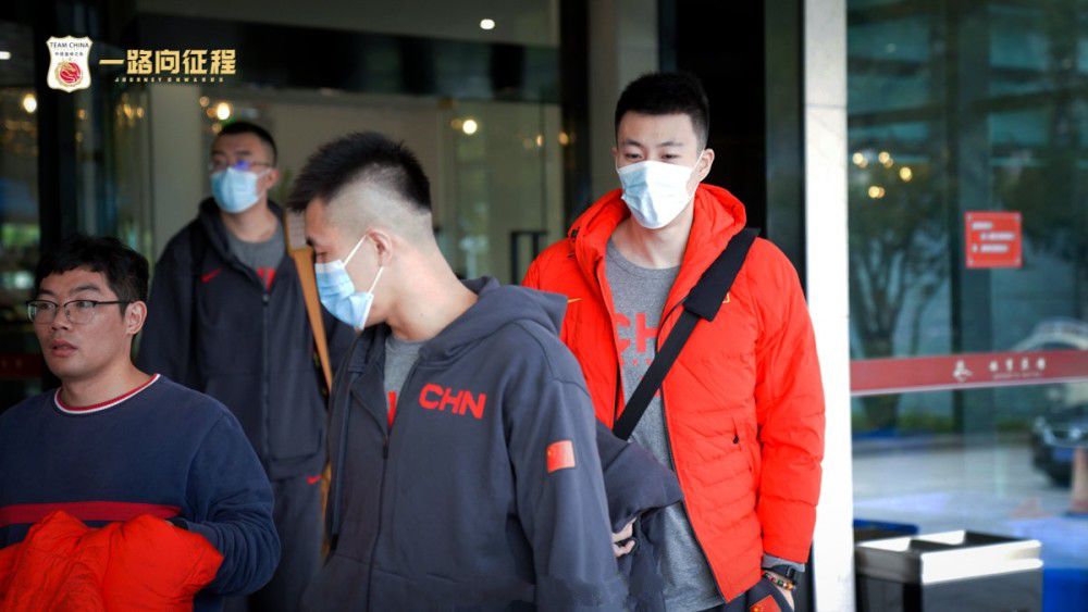 尤文队内的头号点球手是弗拉霍维奇，但他主动拿起球交给了小基耶萨，让小基耶萨来主罚这个点球。